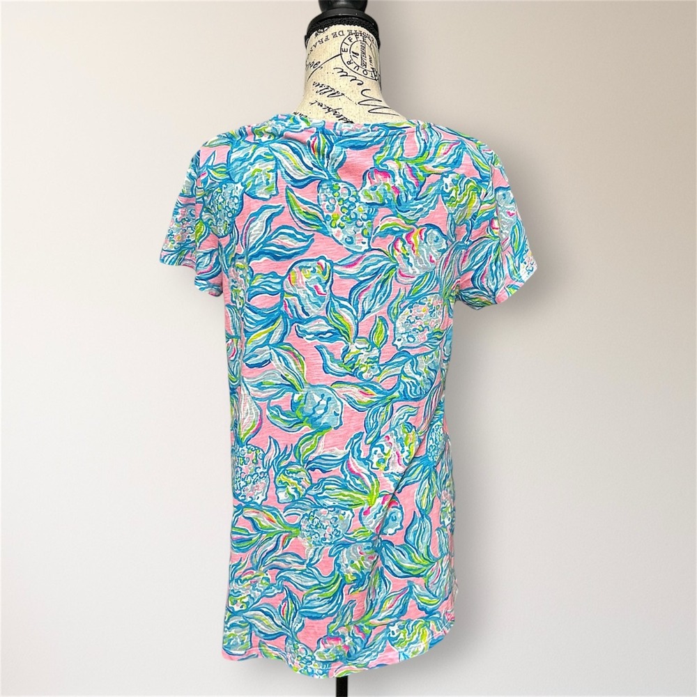 Lilly Pulitzer Etta Top M Pelican Pink Off The Scales Cotton V Neck Coastal Tee - Picture 2 of 9